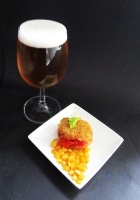 Rijstkoekjes met gele erwten en geroosterde paprika